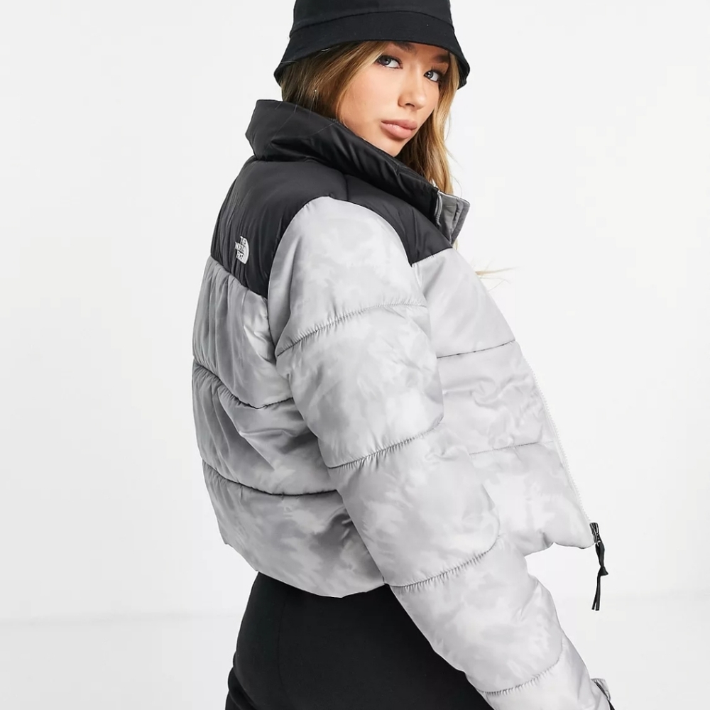 The North Face Saikuru cropped jacket in gray tie dye Exclusive at ASOS - Picture 2 of 3